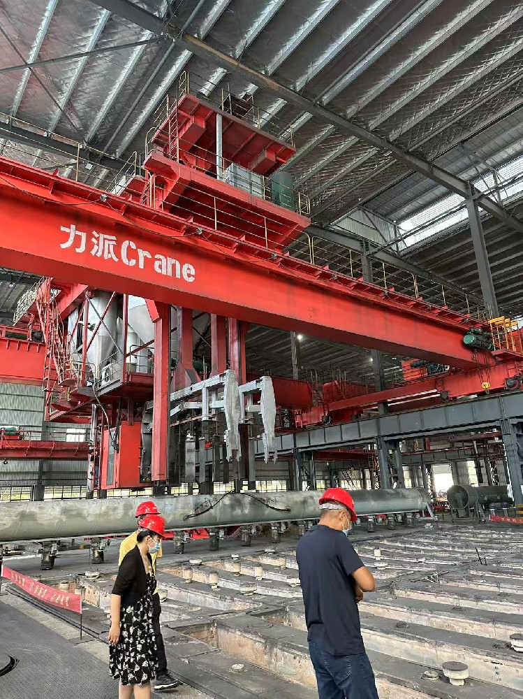 多功能吸料天車已廣泛應用于全國各大碳素廠，涵蓋了碳素焙燒陽極、陰極以及石墨電極焙燒爐等不同生產場景下的填充料裝、出作業。同時，在鋁廠碳素搬運無人起重機、石墨電極焙燒智能天車等領域也發揮著重要作用，助力行業實現高效、智能、環保的生產目標。